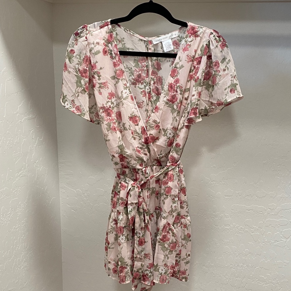 Altar'd State Floral Pink Romper 💕💕💕